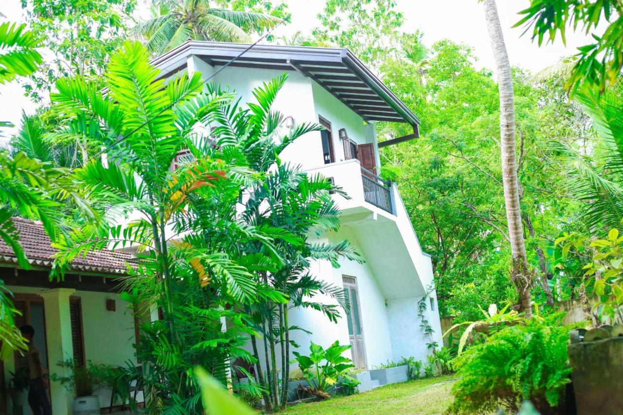 Charming Dark Lodge In River Weligama Exterior photo